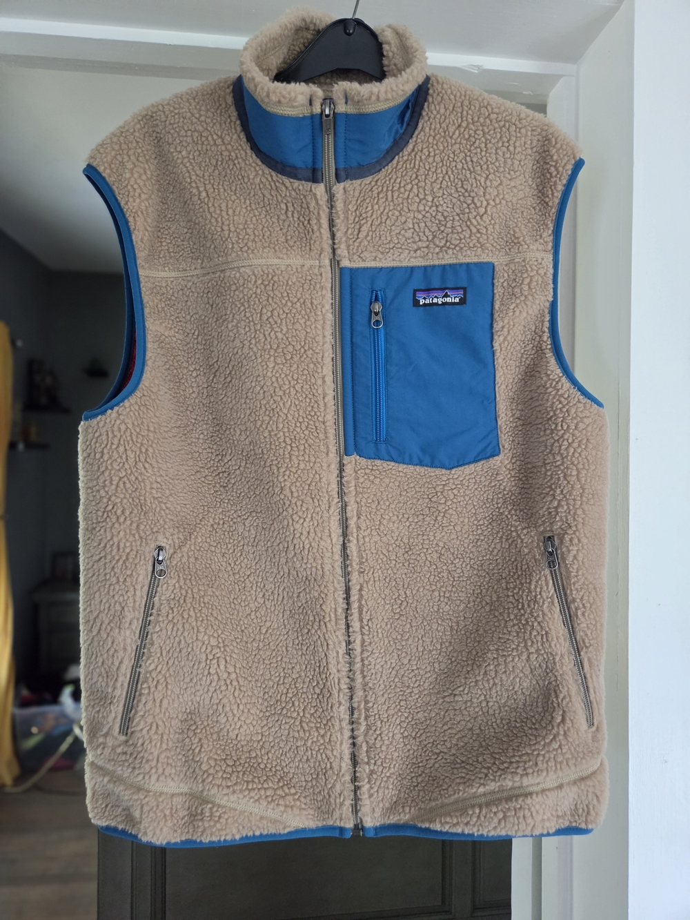 Patagonia Mens Beige Sherpa Vest with Blue Pocket L